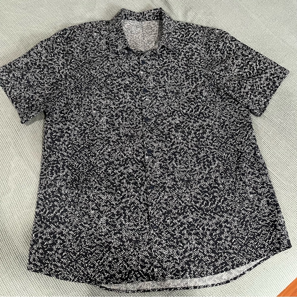 Lululemon Live In Practice Button Down Patterned Short Sleeve Collar Shirt Sz L